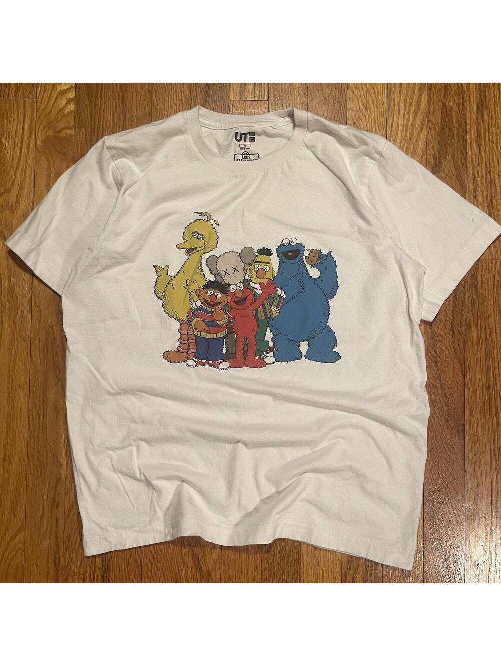 KAWS x Uniqlo x Sesame Street Graphic Tee 2018 FW18  Group 2 T-Shirt Size Medium